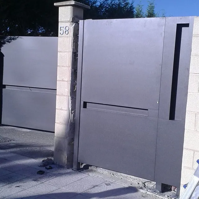 puertas metálicas negras de Puertas Automáticas Valsan